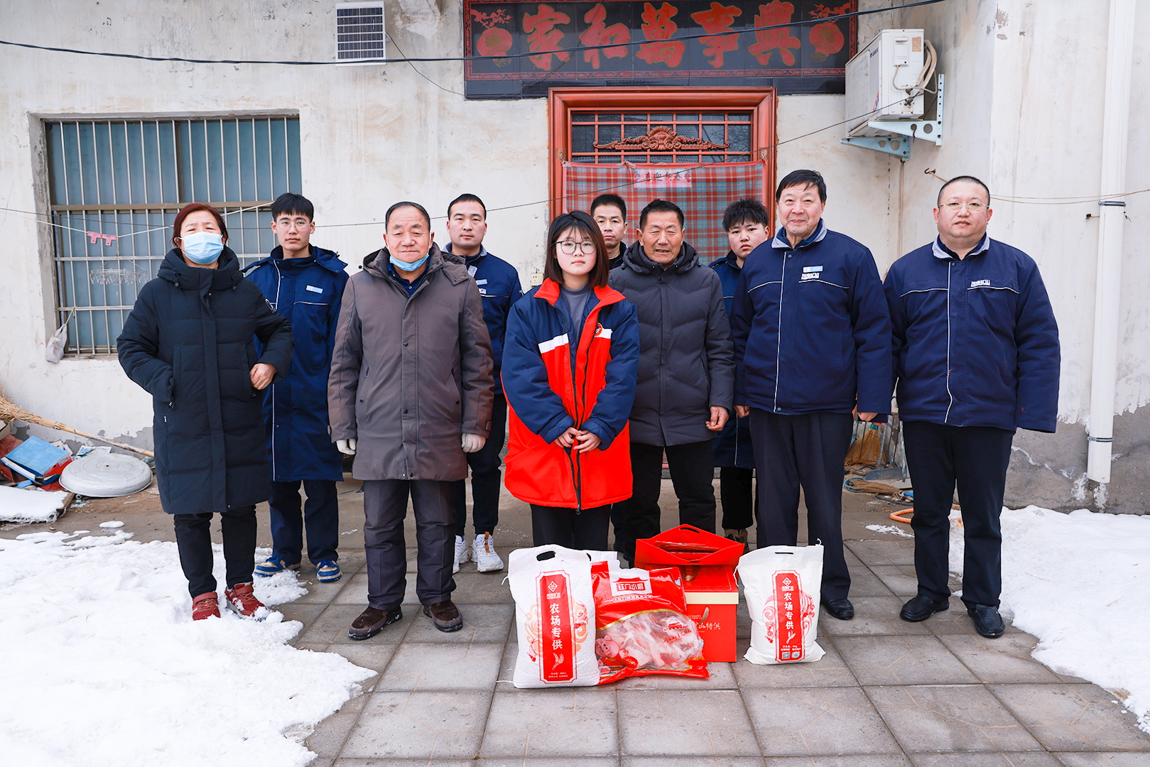 开展春节慰问、精准扶贫活动